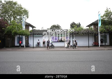 Londres, Royaume-Uni. 23 mai 2020. Sixième jour de Lockdown, à Londres. Les cyclistes s'arrêtent pour se reposer à l'extérieur du zoo de Londres, actuellement fermé.bien qu'il y ait eu une levée partielle de l'isolement, il reste encore de nombreux magasins qui doivent rester fermés, y compris les salons de coiffure et de barbiers, mais il semble que plus de gens soient dehors et dans les rues et à la campagne. COVID-19 coronavirus LockDown, Londres, Royaume-Uni, le 23 mai 2020 crédit: Paul Marriott/Alay Live News Banque D'Images