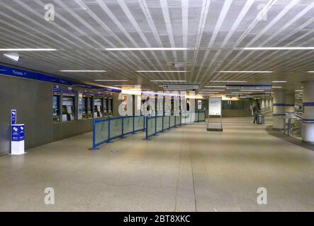 Londres, Royaume-Uni. 23 mai 2020. Sixième jour de Lockdown, à Londres. La salle de billetterie de la gare de Kings Cross est très vide, alors qu'elle serait normalement très occupée à ce moment-là un samedi matin. Même s'il y a eu une levée partielle de l'isolement, il y a encore beaucoup de magasins qui doivent rester fermés, y compris les barbiers et les salons de coiffure, mais plus de gens semblent être dehors et sur les rues et dans la campagne. COVID-19 coronavirus LockDown, Londres, Royaume-Uni, le 23 mai 2020 crédit: Paul Marriott/Alay Live News Banque D'Images