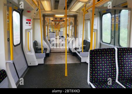 Londres, Royaume-Uni. 23 mai 2020. Sixième jour de Lockdown, à Londres. Métro de la Metropolitan Line presque vide. Même s'il y a eu une levée partielle de l'isolement, il y a encore beaucoup de magasins qui doivent rester fermés, y compris les barbiers et les salons de coiffure, mais plus de gens semblent être dehors et sur les rues et dans la campagne. COVID-19 coronavirus LockDown, Londres, Royaume-Uni, le 23 mai 2020 crédit: Paul Marriott/Alay Live News Banque D'Images