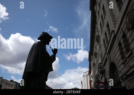 Londres, Royaume-Uni. 23 mai 2020. Sixième jour de Lockdown, à Londres. La statue de Sherlock Holmes devant la station de métro Baker Street. Même s'il y a eu une levée partielle de l'isolement, il y a encore beaucoup de magasins qui doivent rester fermés, y compris les barbiers et les salons de coiffure, mais plus de gens semblent être dehors et sur les rues et dans la campagne. COVID-19 coronavirus LockDown, Londres, Royaume-Uni, le 23 mai 2020 crédit: Paul Marriott/Alay Live News Banque D'Images