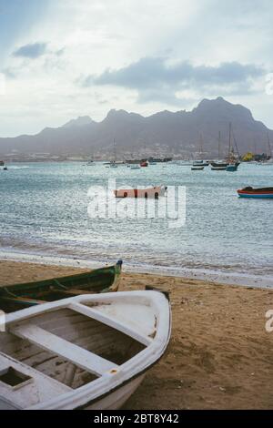 Santo Antao, Cap-Vert. Bateau de pêche coincé sur une plage au large de la côte de Porto Novo, capitale de l'île, avec vue sur l'île de San Vicente Banque D'Images