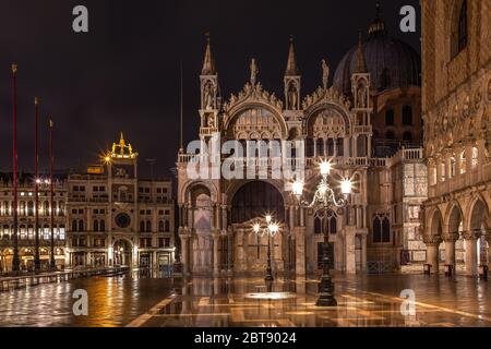 La basilique Saint-Marc à Venise la nuit Banque D'Images