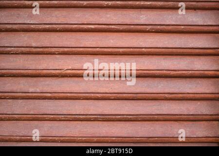 Cette photo unique montre un volet en bois sur une porte. Vous pouvez voir les côtes et la texture en bois marron très bien. Banque D'Images
