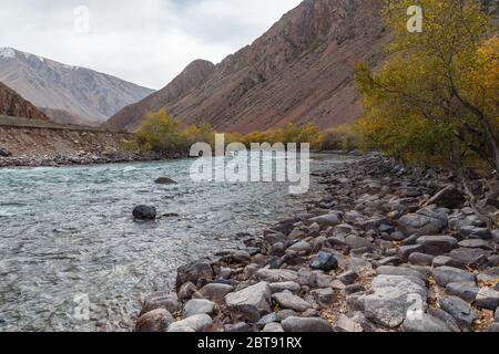 Rivière Kokemeren, rivière de montagne dans la région de Naryn au Kirghizstan. Banque D'Images