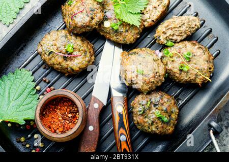 Des boulettes de viande d'ortie maison appétissantes cuites dans une poêle à gril Banque D'Images