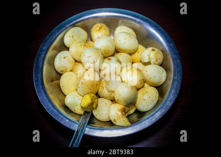 Beaucoup d'oeufs durs mélangés avec du sel et d'autres ingrédients. Netari Food Népal Banque D'Images