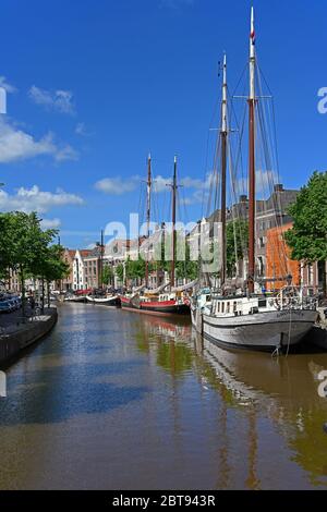 groningen, pays-bas - 2020-05-20: navires historiques néerlandais à faible tirage amarrés à hoge der a Banque D'Images