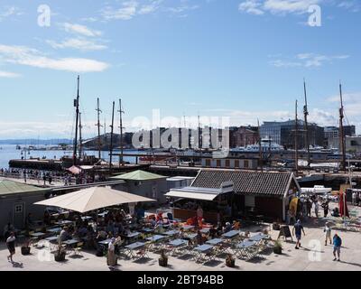 OSLO, NORVÈGE le 2019 JUILLET : Marina dans la capitale européenne, dans le quartier Ostlandet, ciel bleu clair dans une chaude journée ensoleillée d'été. Banque D'Images