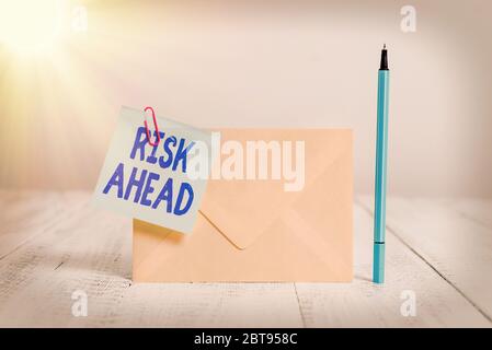 Rédaction manuelle conceptuelle montrant le risque à venir. Concept signifiant UNE probabilité ou une menace de dommages, de blessures, de responsabilité, de perte enveloppe permanente collante m Banque D'Images