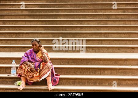 Murshidabad, Bengale-Occidental/Inde - janvier 15 2018: Portrait d'une femme dans une grande saree traditionnelle colorée qui se trouve sur les escaliers du palais Hazarduari Banque D'Images