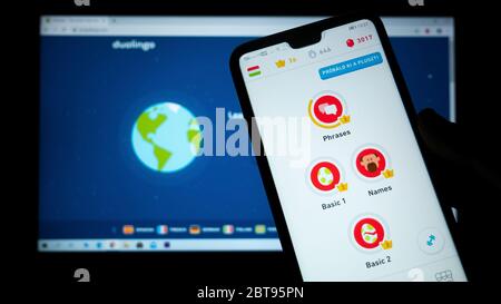 Gyor Hongrie 05 21 2020: Une application d'apprentissage de la langue appelée duolingo en usage. Banque D'Images