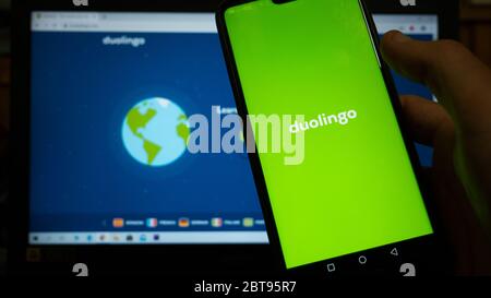 Gyor Hongrie 05 21 2020: Une application d'apprentissage de la langue appelée duolingo en usage. Banque D'Images