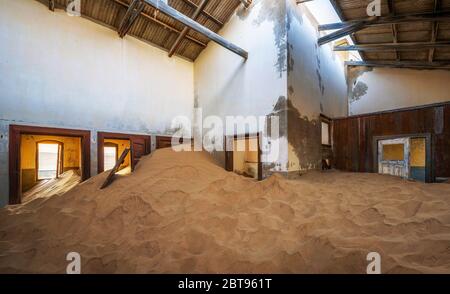 Ruines d'une maison remplie de sable dans la ville minière Kolmanskop, Namibie Banque D'Images