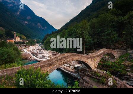 Pont historique appelé Ponte dei Salti dans le village de Lateverzzo, Suisse Banque D'Images