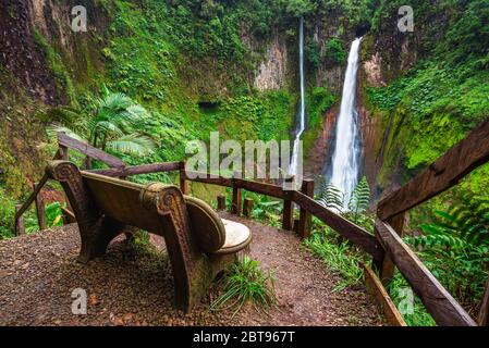 Banc vide à la cascade de Catarata del Toro au Costa Rica Banque D'Images