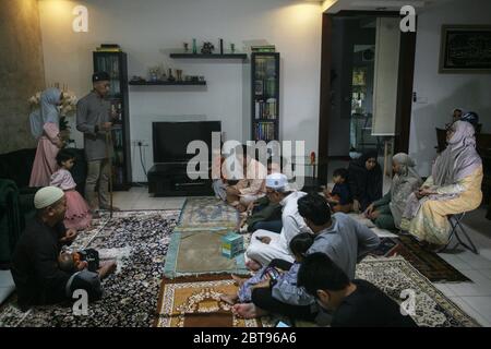 Shah Alam, Malaisie. 24 mai 2020. Les musulmans de Malaisie célèbrent l'Eid Al-Fitr en isolement dans le cadre de l'épidémie de Covid-19 ici à Shah Alam, Selangor, à l'extérieur de Kuala Lumpur, le 24 mai 2020. En vertu de l'Ordonnance sur le contrôle des mouvements conditionnels (CACM), qui expire le 09 juin 2020, les réunions de famille sont autorisées. Les hôtes ne peuvent recevoir des invités que le premier jour de l'Eid al-Fitr avec jusqu'à 20 personnes. (Photo de Zulfadhli Zaki/Pacific Press) Credit: Pacific Press Agency/Alay Live News Banque D'Images