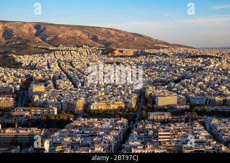 Athènes, Attique / Grèce - 2018/04/02: Vue panoramique au coucher du soleil de la ville métropolitaine d'Athènes avec Hymettus montagne boisée en arrière-plan vue de Lycabette Banque D'Images