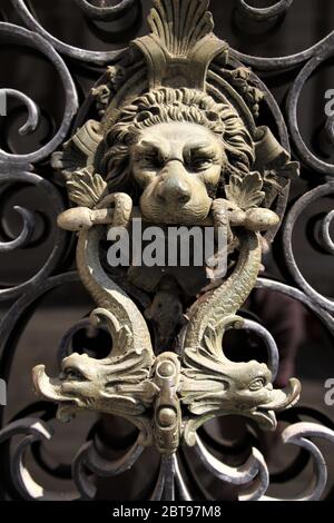 Porte-perce à tête de lion en métal de Venise Banque D'Images