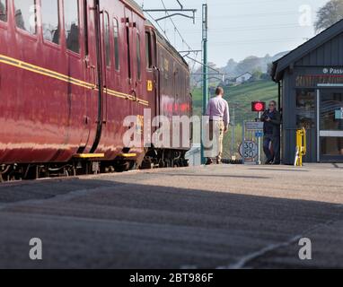 Tim Farron, député libéral démocrate pour les lacs du sud, photographié par un service ferroviaire de la côte ouest sur la ligne des lacs Banque D'Images