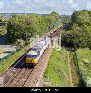 2 locomotives DC Railfreight de classe 56 56103 + 56091 transportant un train de wagons à benne vide sur la ligne principale de la côte ouest Banque D'Images