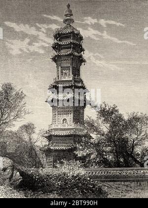 Tour de majolica vitrée, sur le versant nord de la colline UAN-tceu-tcian, ancien Palais d'été, Chine. Ancienne illustration gravée du XIXe siècle, Voyage à Pékin et Chine du Nord 1873 Banque D'Images