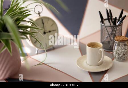 Maison bureau lieu avec papeterie, tasse de café sur fond multicolore. Concept de poste de travail à domicile Banque D'Images