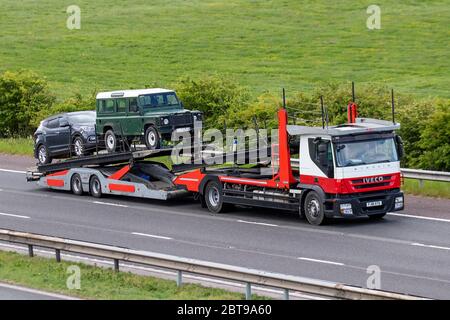 Iveco STRALIS transporteur automatique, transporteur de voitures; camions de livraison de gros poids sur autoroute, transport, camion, transport, collecte et livraisons, camion, fret spécial, véhicule, livraison, transport, industrie, fret sur l'autoroute M6. Banque D'Images