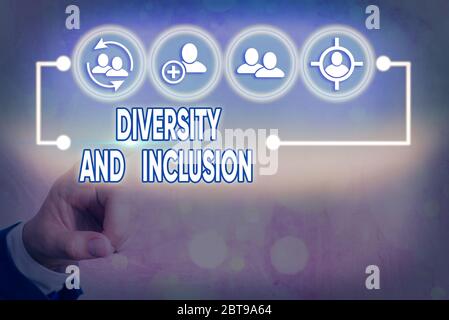 Note écrite montrant la diversité et l'inclusion. Le concept commercial pour la différence de gamme inclut le sexe ethnique de la race Banque D'Images