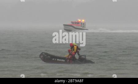 Chiemsee, Allemagne. 23 mai 2020. Des bateaux du service de sauvetage en eau sont en service sur le Chiemsee pendant les tempêtes. 22 personnes ont été sauvées de Chiemsee pendant une tempête. Certains des sportifs nautiques étaient sur le lac samedi avec des kayaks, des bateaux à voile ou électriques et des planches à voile quand de fortes rafales de vent et de fortes pluies sont arrivés, selon les rapports de la police dimanche. Un hélicoptère de sauvetage, 14 bateaux de sauvetage et plus de 70 hélicoptères ont participé au déploiement à grande échelle des services de sauvetage en haute-Bavière. Credit: Bernd März/dpa/Alay Live News Banque D'Images