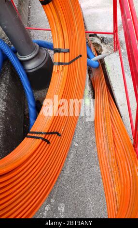excavation de routes pour la pose de conduits de câbles pour les infrastructures de fibre optique pour apporter internet rapide à toutes les maisons de la ville Banque D'Images