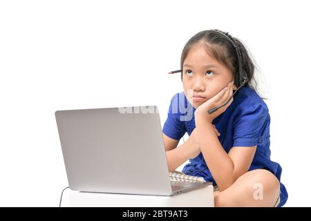 Épidémie de coronavirus. Fermeture des écoles et des établissements d'enseignement. Asiatique fille étudiant porter casque thinkinf et étudier en ligne isolé sur fond blanc. COVID-19 Banque D'Images