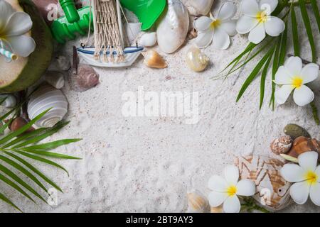 Coquillages et fleurs de plumeria sur fond de sable, copier l'espace pour le texte d'entrée et Voyage sur le concept de saison d'été Banque D'Images