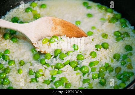 Cuisson du riz avec des petits pois. Banque D'Images