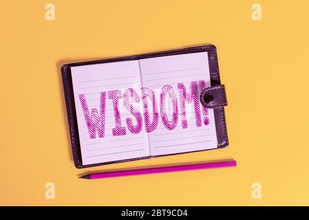 Symbole de texte indiquant la sagesse. Texte de photo d'affaires la capacité d'utiliser vos connaissances et expérience pour prendre des décisions Dark cuir privé verrouillé journal str Banque D'Images