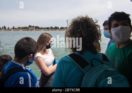 VENISE, ITALIE - MAI: Les personnes portant des masques sont vues sur un bateau-bus public en direction de la plage alors que les plages rouvrent à Lido le 23 mai 2020 à Venise, Banque D'Images