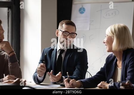 Homme d'affaires confiant discutant de la stratégie du projet avec ses collègues lors de la réunion Banque D'Images