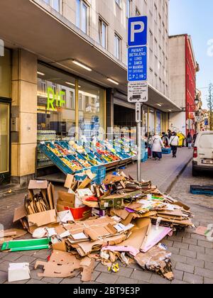 Boîtes en carton aplaties à l'extérieur du supermarché, attendant la collecte des ordures du conseil - Saint-Gilles, Bruxelles, Belgique. Banque D'Images