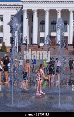 KRAMATORSK, UKRAINE - MAI 19. 2019: La fontaine sur la place principale de Kramatorsk en été - divertissement non seulement pour les enfants, mais aussi pour les adultes Banque D'Images