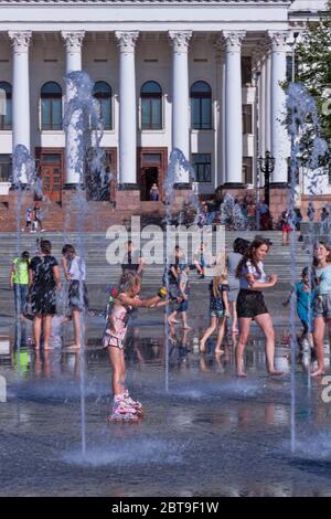 KRAMATORSK, UKRAINE - MAI 19. 2019: La fontaine sur la place principale de Kramatorsk en été - divertissement non seulement pour les enfants, mais aussi pour les adultes Banque D'Images