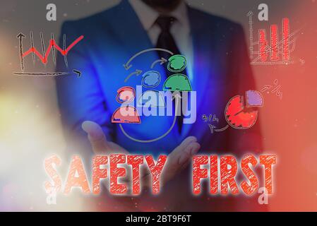 Texte de l'écriture manuscrite sécurité d'abord. Photo conceptuelle utilisée pour dire que la chose la plus importante est d'être sûr Banque D'Images