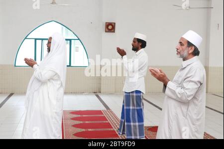 Colombo, Sri Lanka. 24 mai 2020. Muslim Moulavis exécute les prières d'Eid al-Fitr qui marquent la fin du mois Saint de jeûne du Ramadan dans une mosquée presque déserte lors d'un couvre-feu à l'échelle de l'île en raison de la pandémie du coronavirus à Colombo (photo de Saman Abesiriwardana/Pacific Press) Credit: Pacific Press Agency/Alay Live News Banque D'Images