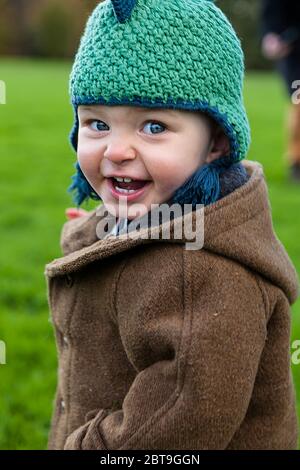 Adorable petit garçon d'un an qui se moque de manière trivielle et qui est ravi de courir à l'extérieur : Sheffield Park, East Sussex, Angleterre, Royaume-Uni. MODÈLE LIBÉRÉ Banque D'Images