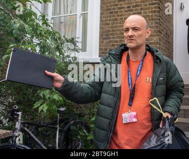 Londres, Royaume-Uni. 24 mai 2020. Dominic Cummings, conseiller politique en chef de Boris Johnson, quitte sa maison. Il a été appelé à démissionner après qu'il ait peut-être enfreint les règles de verrouillage en voyageant à 250 miles de Durham. Il a été signalé qu'il aurait pu faire ce voyage deux fois. Credit: Tommy London/Alay Live News Banque D'Images