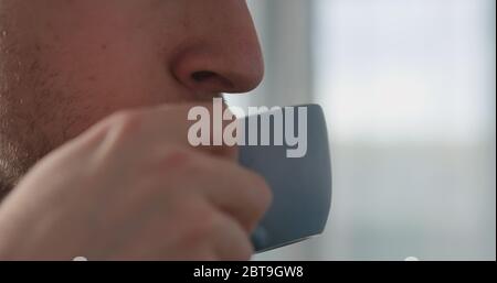 gros plan homme buvant un espresso du matin à côté de la fenêtre Banque D'Images