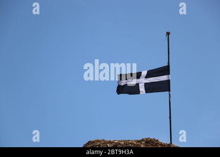 Drapeau cornouair volant avec fond bleu ciel Banque D'Images