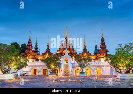 Chiang Mai, Thaïlande architecture traditionnelle au crépuscule. Banque D'Images