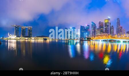 Singapour à la marina au crépuscule. Banque D'Images