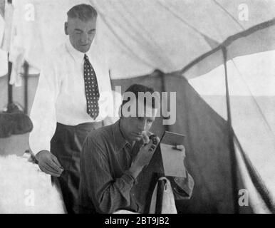 LAURENCE OLIVIER sur le terrain de tournage a pu faire son maquillage en tente pendant le tournage en Irlande de HENRY V 1944 réalisateur LAURENCE OLIVIER jouer William Shakespeare musique William Walton Two Cities films / Eagle - Lion Distributors Ltd Banque D'Images