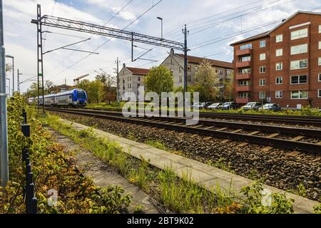 Belle vue sur la ville. Train rapide rouge traversant la ville. Concept de transport. Banque D'Images