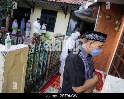 Les résidents de la région de Cipulir sont vus porter des masques faciaux tout en exécutant des prières eid al-fitr de leurs maisons. Alors que des millions de pays musulmans accueillent Eid al-Fitr comme signe de la fin du ramadan en jeûnant dans la pandémie toujours croissante du coronavirus, le gouvernement indonésien a demandé aux musulmans de faire leurs prières d'Eid à partir de leurs foyers pour prévenir la propagation du coronavirus. Banque D'Images